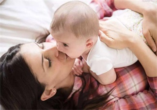 探望新生寶貝這些東西送出去好 看新媽媽這么做最好