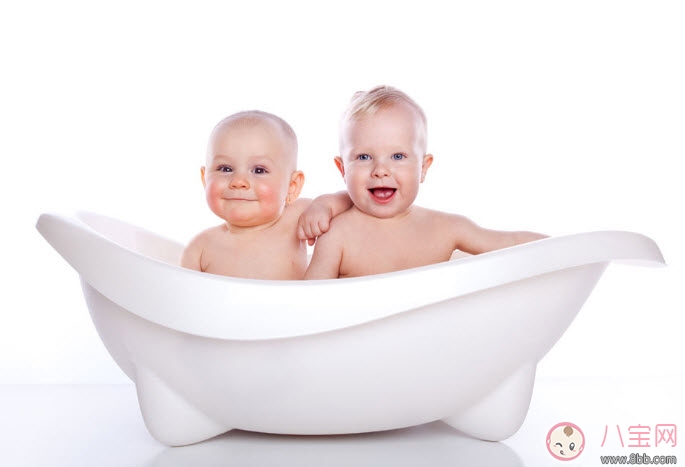 給寶寶洗澡媽媽要注意什么 給孩子洗澡的注意事項(xiàng)有哪些 給寶寶洗澡媽媽要注意什么 給孩子洗澡的注意事項(xiàng)有哪些