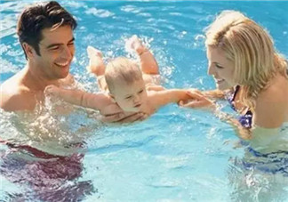 寶寶多大可以游泳 夏天寶寶游泳用什么游泳圈(游泳注意事項(xiàng))