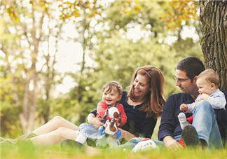 劉國梁教女兒高爾夫獲世界亞軍！父母如何成為孩子的榜樣