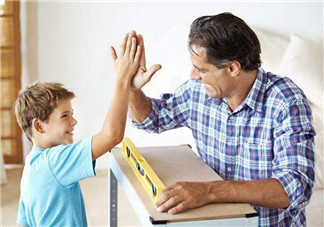 家長(zhǎng)怎樣表?yè)P(yáng)孩子才能有好的效果 父母如何高級(jí)贊美孩子