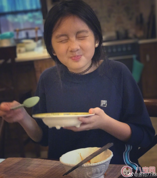 黃多多吃飯超享受 網(wǎng)友卻只關注她帶耳釘和choker