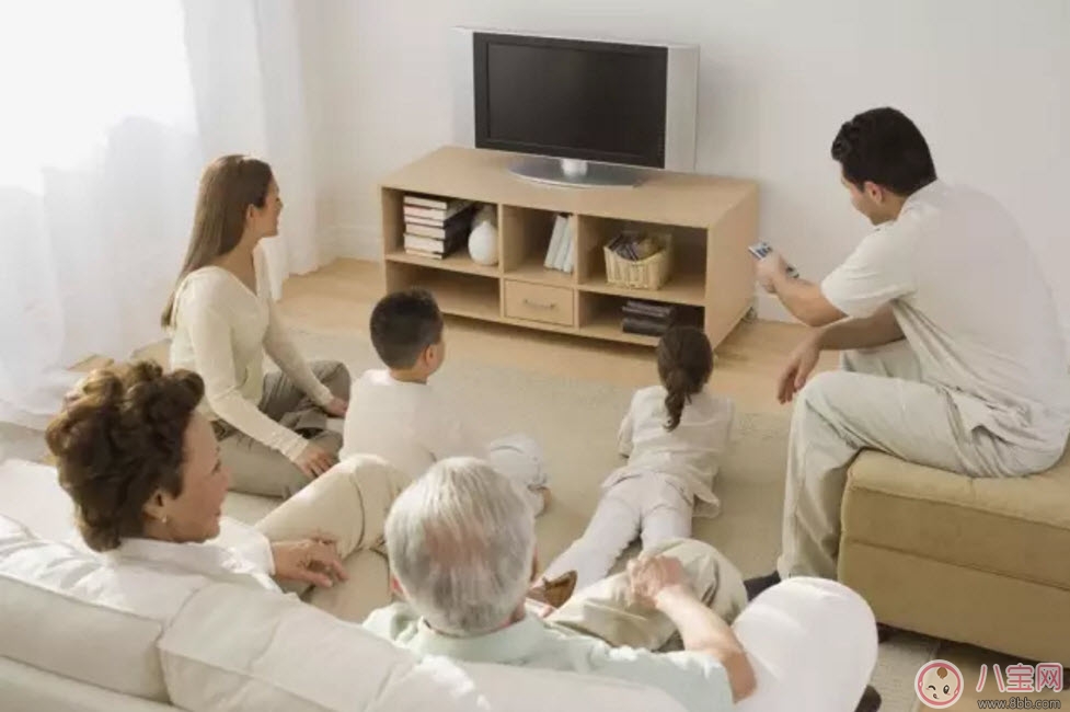 寶寶過分依賴愛粘人的原因 如何讓寶寶變得自立