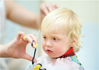 夏季給寶寶理發(fā)的技巧 給寶寶理發(fā)的正確手法