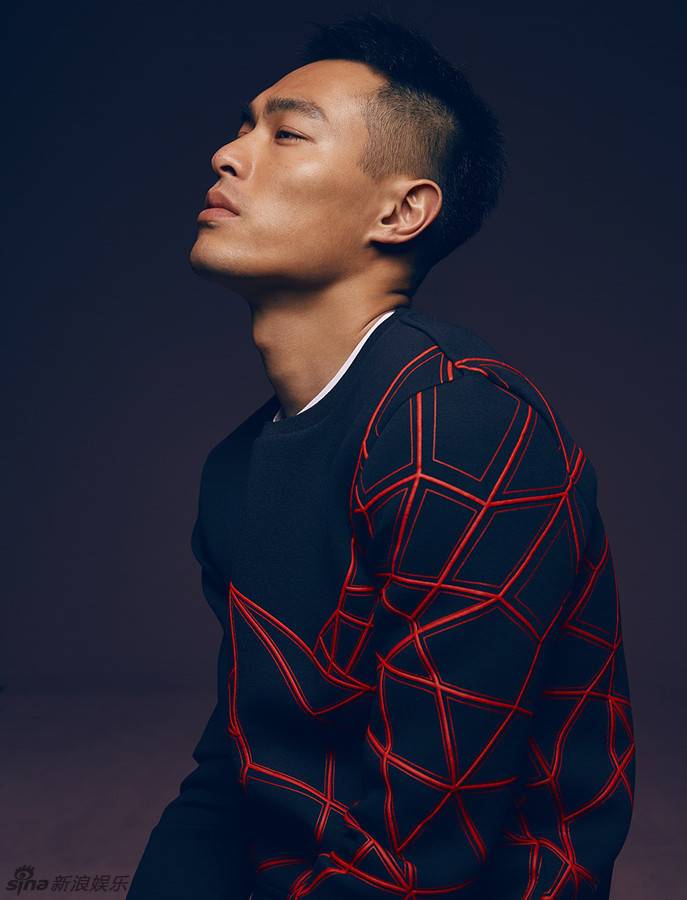 楊祐寧時(shí)尚雜志封面曝光 裸身西裝8塊腹肌撩人