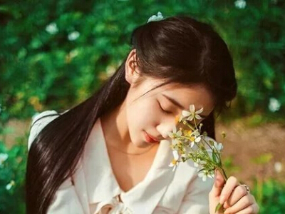 愛情說說帶圖片：我飲過最濃烈的酒，是你低著頭噙著笑的溫柔