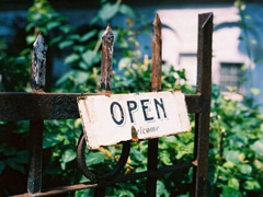 關(guān)于愛情的超傷感的說(shuō)說(shuō)帶圖片 我說(shuō)我要走你沒(méi)有挽留我也沒(méi)有回頭