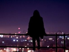 傷感說說看完哭了那種帶圖片精選：我是一個很怕主動聯(lián)系別人的人